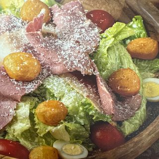 Цезарь с кониной и мини баурсаками с посыпкой из курта