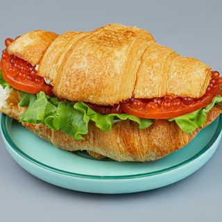 Круассан с красной икрой