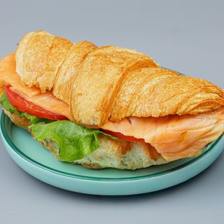 Круассан с лососем