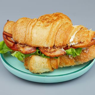 Круассан с ветчиной