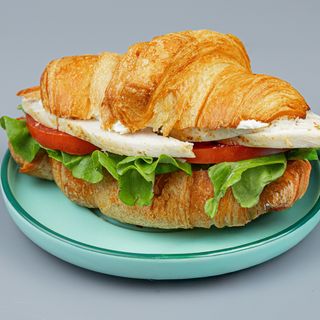 Круассан с курицей