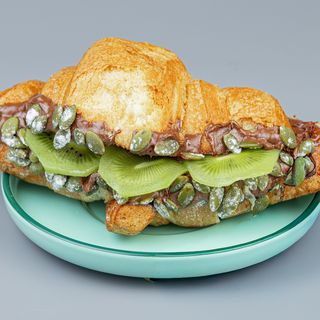 Круассан "Нутелла-киви"