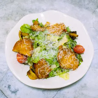 Салат с хрустящей курицей и жаренными шампиньонами