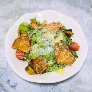 Салат с хрустящей курицей и жаренными шампиньонами