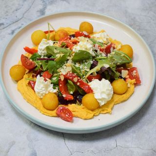 Салат с запеченными овощами и тыквенным муссом
