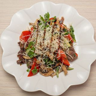 Теплый салат с телятиной и грибами