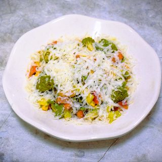 Салат из курицы с брокколи и овощами