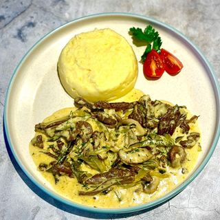 Бефстроганов из говядины с картофельным пюре