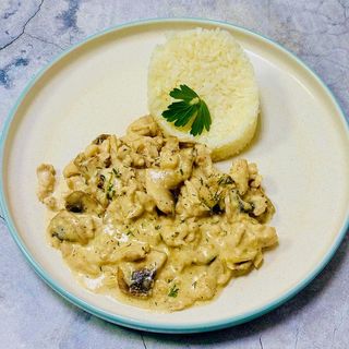 Бефстроганов из курицы с грибами  и рисовым гарниром