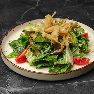 Салат с телятиной, миксом зелени и грибами Эноки