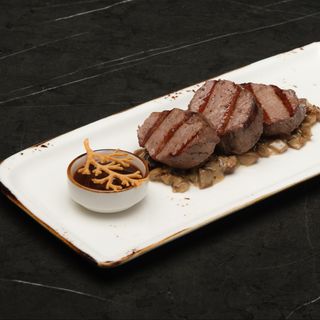 Медальоны из телятины