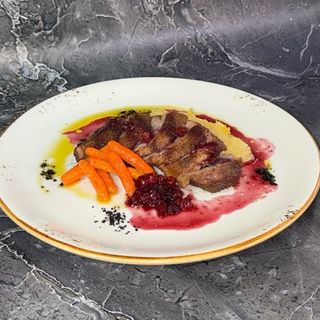 Утка по-европейски с ананасами в брусничном соусе