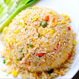 рис жареный по-тайски с овощами и яйцом