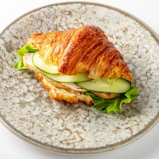 Круассан с курицей в сливочном соусе