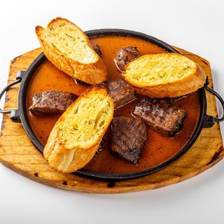 Медальоны говяжьи с чесночным хлебом