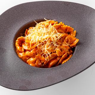 Фарфалле в сливочно томатном соусе