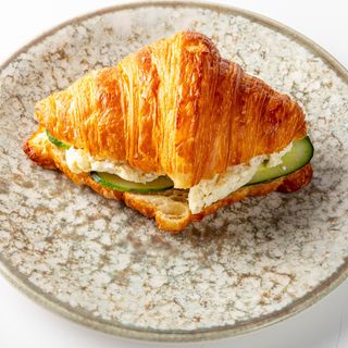 Круассан с яйцом скрембл