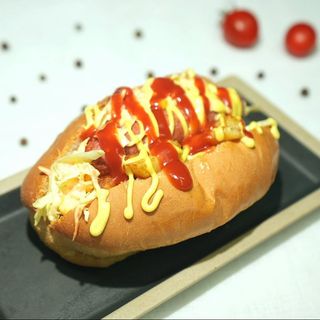 Хот-Дог с салатом "Коул-слоу" и фри