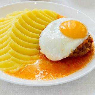 Бифштекс с яйцом и картофельным пюре