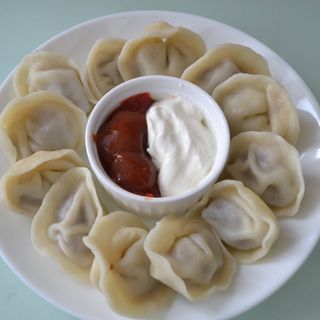 Пельмени со сметаной и аджикой