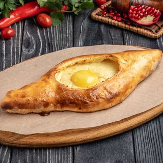 Пиде с сыром и яйцом