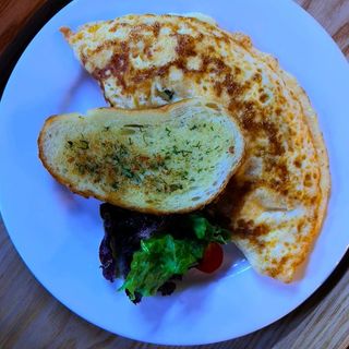 Омлет с курицей-гриль