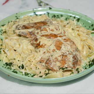 Паста фетучини с курицей и грибами