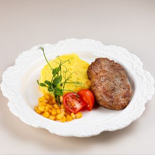 Котлетки детские говяжьи с картофельным пюре