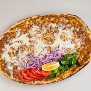 Лахмаджун с сыром