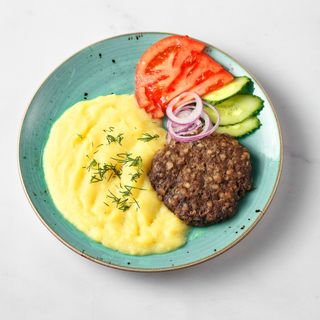 Пюре с котлетой