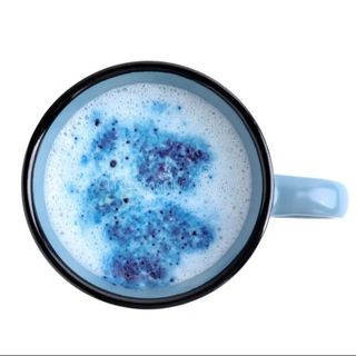 Голубая матча на молоке