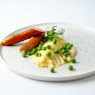 Куриные колбаски с пюре и зеленым горошком