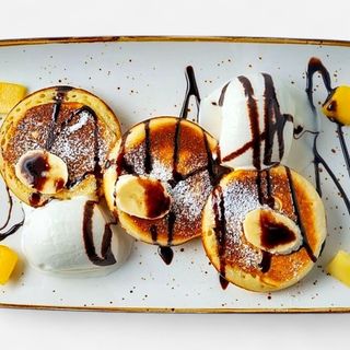 Панкейки с мороженым и фруктами 