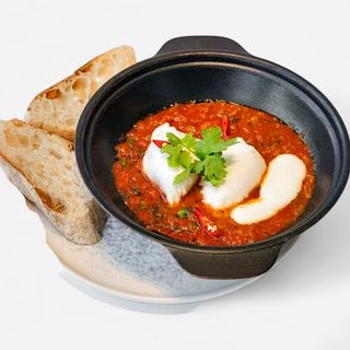 Шакшука с яйцом пашот