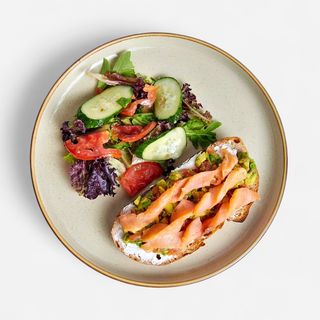 Тартин с гуакомоле и семгой 