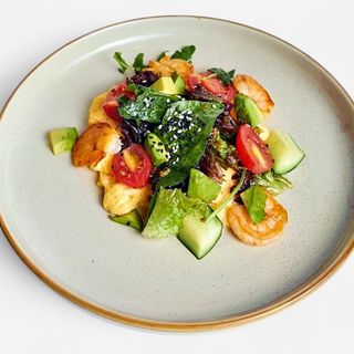 Скрэмбл с салатом, креветками и авокадо 