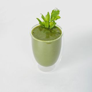 Смузи матча с авакадо и сельдереем