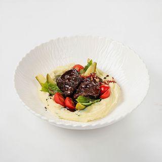 Томленные щечки бычка с пюре и шпинатом