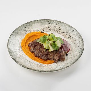 Фермерская говядина с подкопченным морковным пюре и цуккини