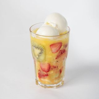 Фруктово-манговый коктейль с мороженым