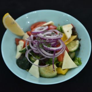 САЛАТ ХОРЕТИКА С БРЫНЗОЙ