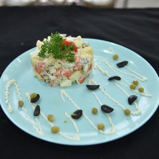 САЛАТ ОЛИВЬЕ С КОЛБАСОЙ