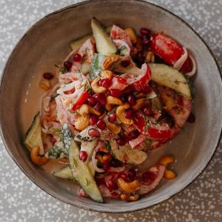 Салат из свежих овощей с грузинской заправкой