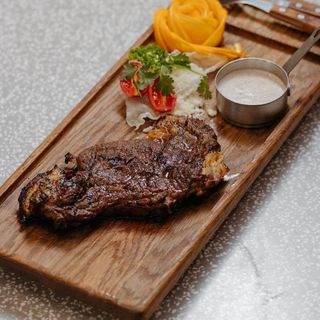 Стейк рибай су-вид на гриле с соусом демигласс