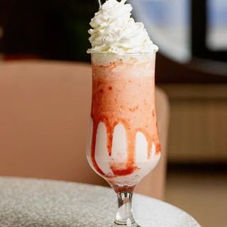 Молочный коктейль "Клубника с белым шоколадом" (300 мл.) 