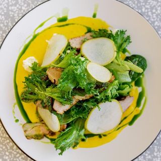Салат с копченной уткой в манговом соусе