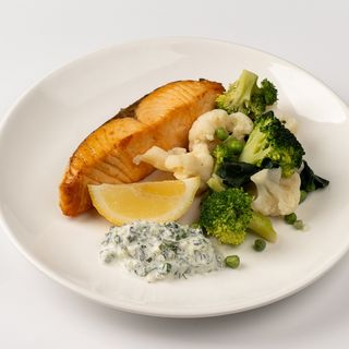 Филе лосося с овощами