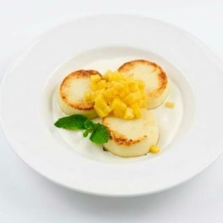 Сырники со  свежим манго и греческим йогуртом