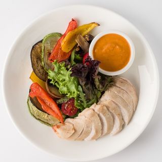 Куриная грудка с печёными овощами