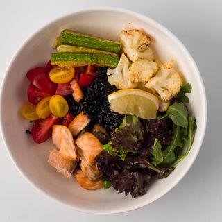 Боул с запеченным лососем